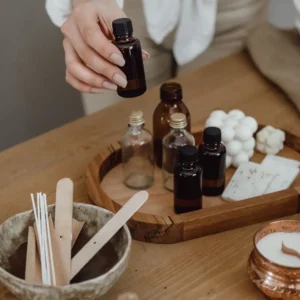 Escogiendo el aceite esencial para realizar el ritual de bienestar Travesía a la Calma