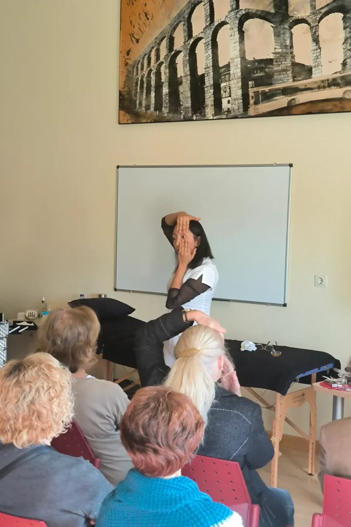 Gardenia impartiendo un taller grupal de autocuidado y automasaje presencial en Segovia