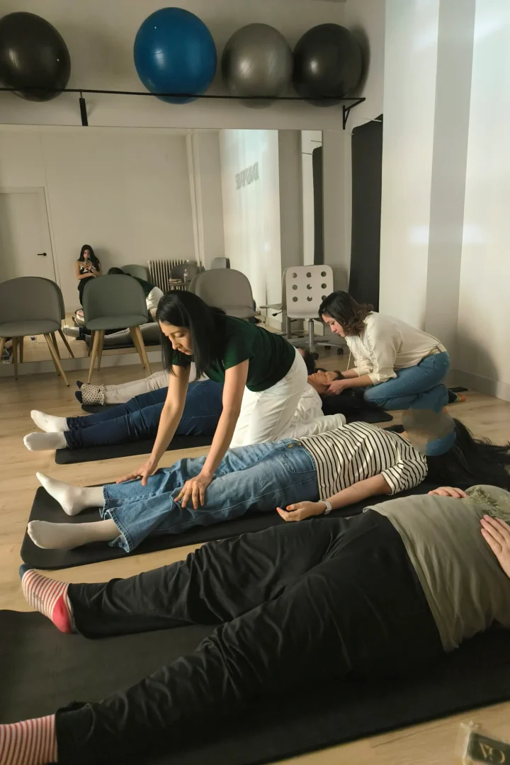 Gardenia impartiendo un taller de terapias de masaje antiestrés