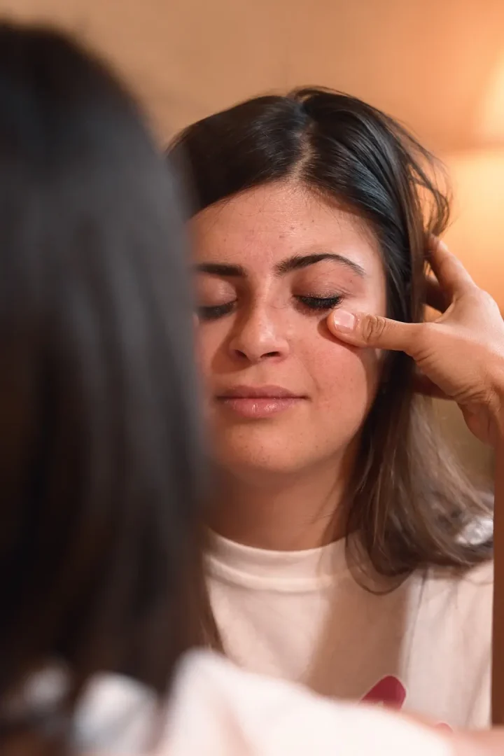 Mujer tomando una formación de autocuidado facial de mano de Gardenia